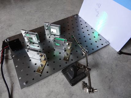 Optischer Versuchsaufbau auf Lochrasterplatte