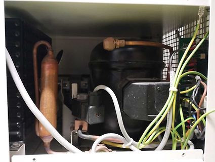 Innenansicht eines Kompressors mit Kupferleitungen und Verkabelung