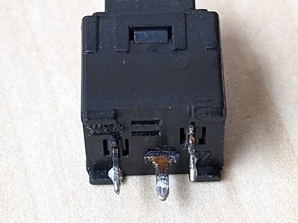 Schwarzes elektronisches Bauteil mit Metallstiften