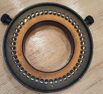 Ringförmige LED-Anordnung auf dunklem Untergrund