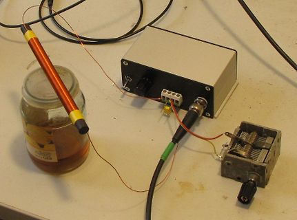 Experimenteller Aufbau mit Spule und Glaskolben