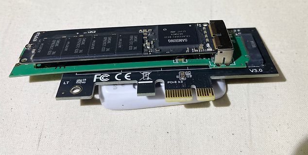 Zwei übereinanderliegende PCIe-Leiterplatten mit Samsung-Speicherchips