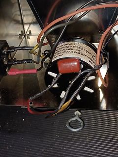 Elektromotor mit Verkabelung und Kondensator
