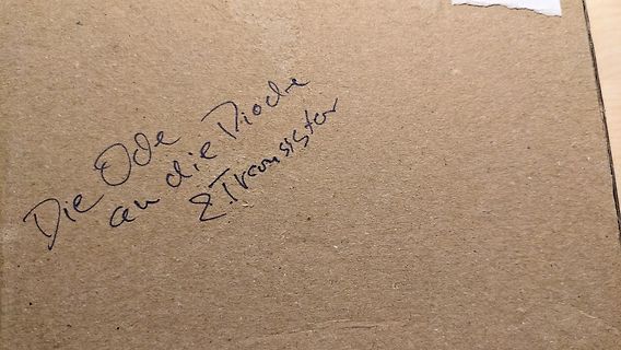 Handschriftlicher Text auf Karton