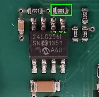 Nahaufnahme einer Leiterplatte mit EEPROM IC