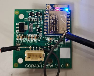Bestückte Leiterplatte mit ESP32-Modul und Kabeln