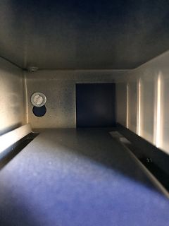 Innenansicht eines dunklen Gehäuses oder Schachtes