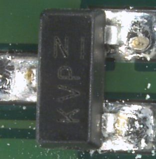 Makroaufnahme eines elektronischen Bauteils auf Leiterplatte