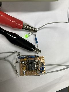 Aufbau mit LED, Widerständen und Platine mit IC