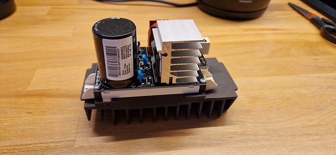 Aufbau eines Netzteils mit Elektrolytkondensator und Kühlkörper