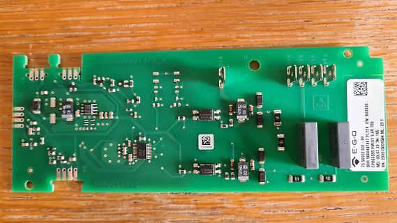 Grüne Leiterplatte mit elektronischen Bauteilen
