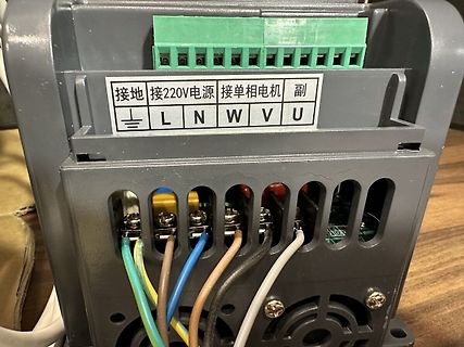 Anschlussbelegung einer Klemmenleiste an einem Gerät