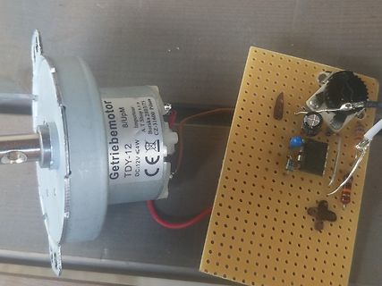 Getriebemotor und Lochrasterplatine mit Bauteilen