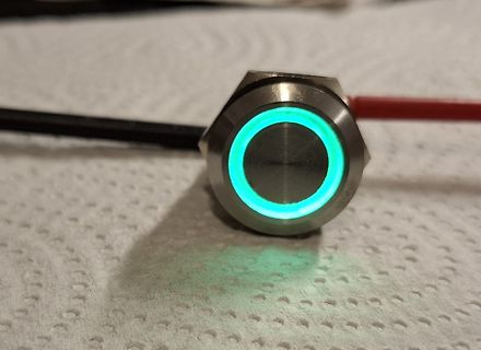 Leuchtender Druckknopf mit grünem LED-Ring