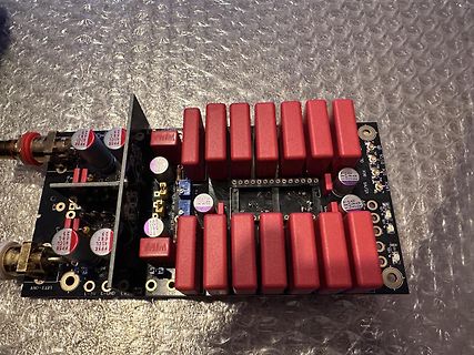Leiterplatte eines Audio-Verstärkers mit Kühlkörpern