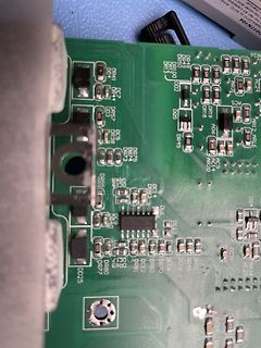Nahaufnahme einer grünen Leiterplatte mit SMD-Bauteilen