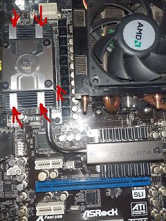 Nahaufnahme einer ASRock Mainboard-Leiterplatte mit Kühlkörpern
