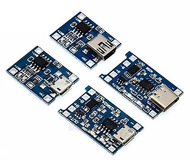 Vier blaue Mikro-USB Lade-Module