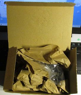 Offener Karton mit Packpapier und Inhalt