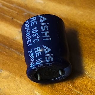 Blauer Elektrolytkondensator auf Holzuntergrund