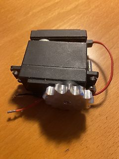 Schrittmotor mit Zahnrad und Kabeln