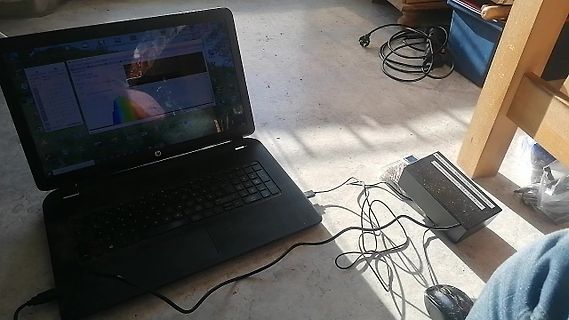 Laptop und Netzteil auf Boden