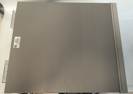 Graues Metallgehäuse eines Geräts