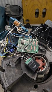 Elektronikkomponenten und Leiterplatte in einem Gehäuse