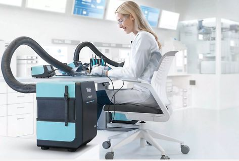 Frau in Laborumgebung mit Werkstattgerät