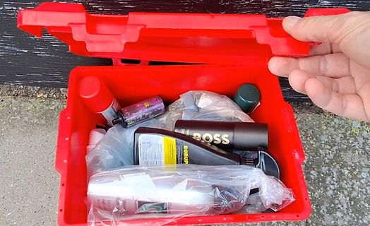Rote Kunststoffbox mit verschiedenen Kosmetikprodukten