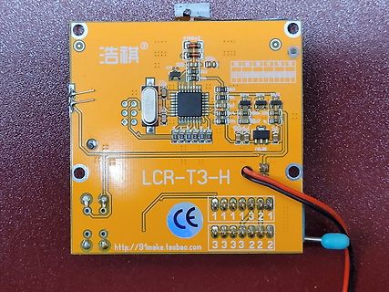 Gelbe Leiterplatte mit elektronischen Bauteilen