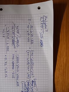 Handschriftliche mathematische Berechnungen auf kariertem Papier