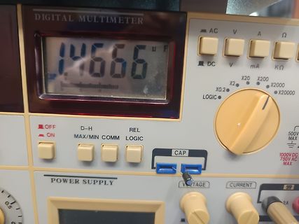 Digitales Multimeter mit Messwert