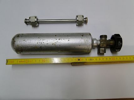 Druckbehälter mit Ventil und Maßband