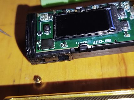 Geöffnete Elektronik mit Display und Leiterplatte