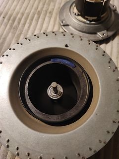 Metallische Bauteile, vermutlich Teil eines Motors oder Generators