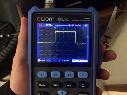 Handheld-Oszilloskop mit Rechtecksignal