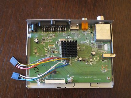 Leiterplatte eines elektronischen Geräts mit Anschlüssen und Kühlkörper