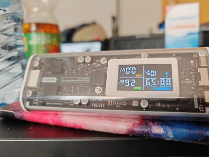 Geöffnetes Gehäuse einer Powerbank mit Display