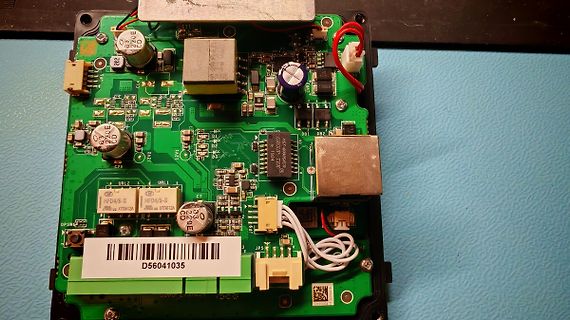 Foto einer Leiterplatte mit elektronischen Bauteilen