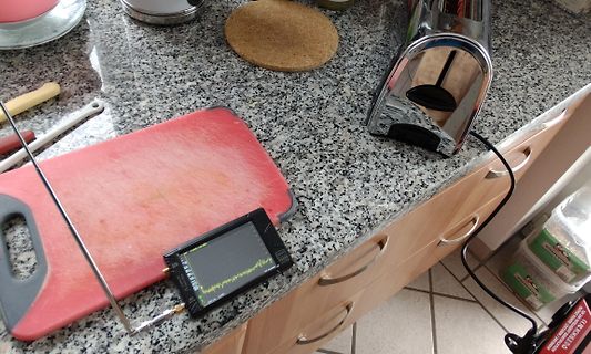 Handheld Oszilloskop auf Schneidebrett