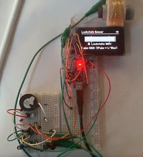 Elektronischer Aufbau mit Breadboard und Display