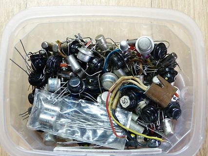 Sammelbox mit verschiedenen Transistoren und Bauteilen