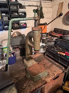 Werkstatt mit einer mechanischen Presse und Bohrmaschine