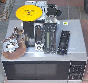 Elektroschrott auf Mikrowelle