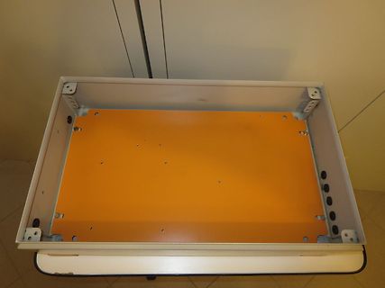 Innenansicht eines Gehäuses mit orangefarbener Bodenplatte