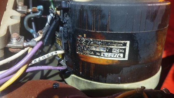 Nahaufnahme eines beschädigten Elektromotors oder Transformators