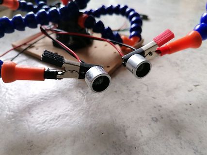 Messaufbau mit Krokodilklemmen und flexiblen Halterungen
