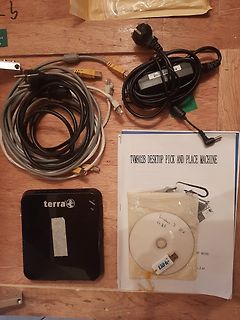 Elektronikzubehör und Handbuch auf Holzuntergrund