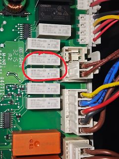 Elektronikplatine mit Relais und Steckverbindungen
